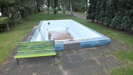 Ein verfallenes Schwimmbad auf einem Gelände in der Peutestraße  Foto: Marc-Oliver Rehrmann