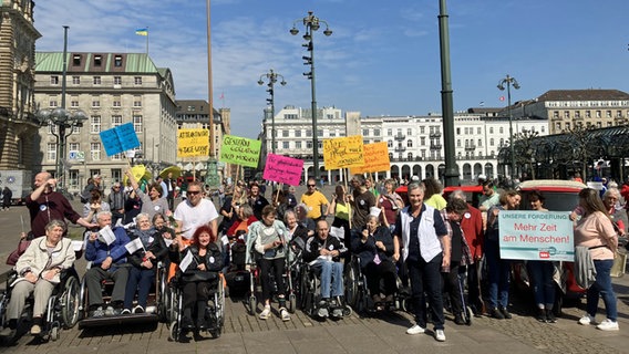 Menschen bei einer Demonstration für bessere Pflegebedingungen auf dem Hamburger Rathausmarkt. © NDR Foto: Susanne Röhse