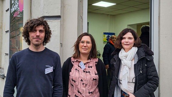 Harburgs neue Quartiersmanager Lukas Gehring und Beatrice Barelmann mit Harburgs Bezirksamtsleiterin Sophie Fredenhagen. © NDR Foto: Karolin Weiß