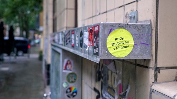 Ein Aufkleber mit den Worten "Andy, Du bist so 1 Pimmel" klebt an einer Fensterbank in Hamburg. © picture-alliance 