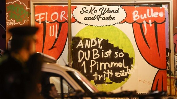 Auf einem Plakat an der Roten Flora im Schanzenviertel steht "Andy, Du bist so 1 Pimmel, tritt zurück" sowie "SoKo Wand und Farbe". © picture alliance/dpa | Bodo Marks Foto: Bodo Marks