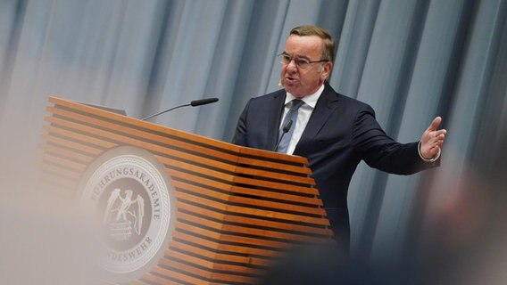 Boris Pistorius (SPD), Bundesminister der Verteidigung, spricht in der Führungsakademie der Bundeswehr in Hamburg. © Marcus Brandt/dpa 