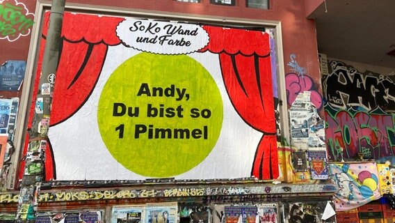 Auf einem Plakat an der Roten Flora steht "Andy, Du bist so 1 Pimmel". Die Auseinandersetzung in der «Pimmelgate»-Affäre um Hamburgs Innensenator Andy Grote geht weiter. © picture alliance/dpa Foto: Thomas Müller
