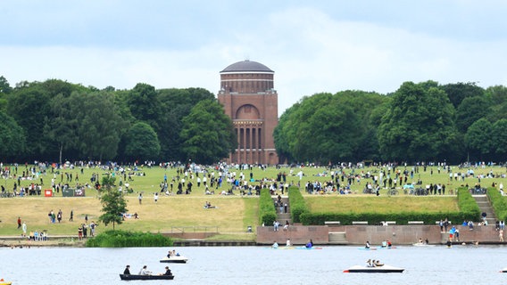 Menschenmengen im Hamburger Stadtpark vor dem Planetarium zur Ferienzeit. © imago images Foto: Hanno Bode