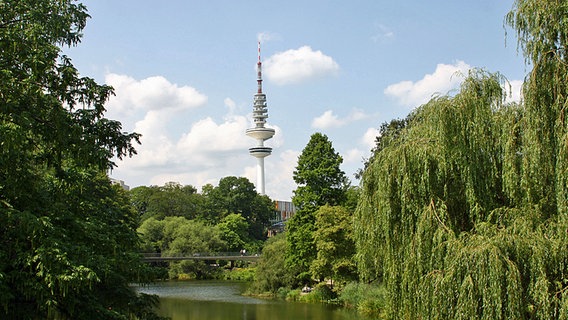 Der Park "Planten un Blomen" in Hamburg. Im Hintergrund ist der Fernsehturm zu sehen. © NDR Foto: Heiko Block