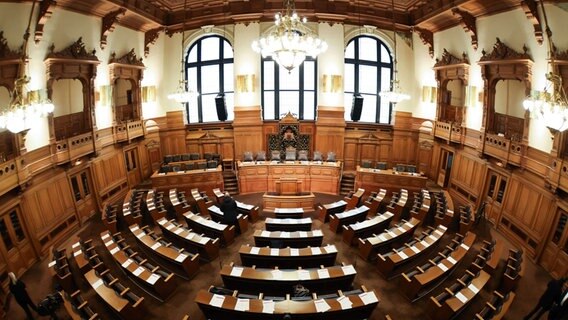 Blick in den leeren Plenarsaal vor einer Sitzung der Hamburgischen Bürgerschaft im Rathaus. © picture alliance/dpa Foto: Christian Charisius