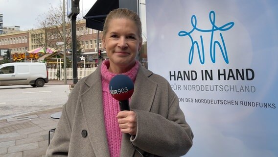 Fernsehköchin Cornelia Poletto unterstützt die Aktion "Hand in Hand für Norddeutschland" © NDR Foto: Alexander Heinz