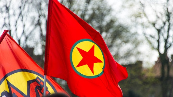 Demonstrierende schwenken eine Fahne der verbotenen kurdischen Arbeiterpartei PKK. © picture alliance/dpa | Lukas Schulze Foto: Lukas Schulze