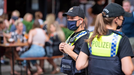 Polizisten kontrollieren im Hamburger Schanzenviertel die Einhaltung von Corona-Regeln. © picture alliance/dpa Foto: Jonas Walzberg