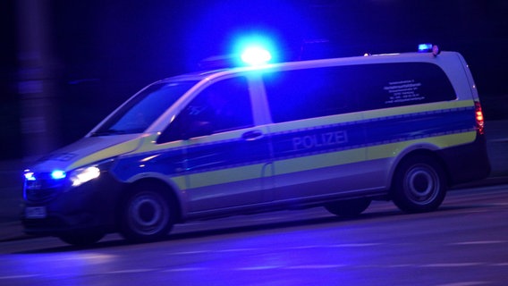 Ein Fahrzeug der Polizei mit Blaulicht bei einem Einsatz. © dpa/ picture alliance Foto: Daniel Bockwoldt