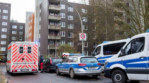 Einsatzkräfte stehen im Hamburger  Stadtteil Kirchdorf an einem Tatort. Bei einer Auseinandersetzung sind dort zwei Personen verletzt worden. © picture alliance / dpa Foto: Daniel Bockwoldt
