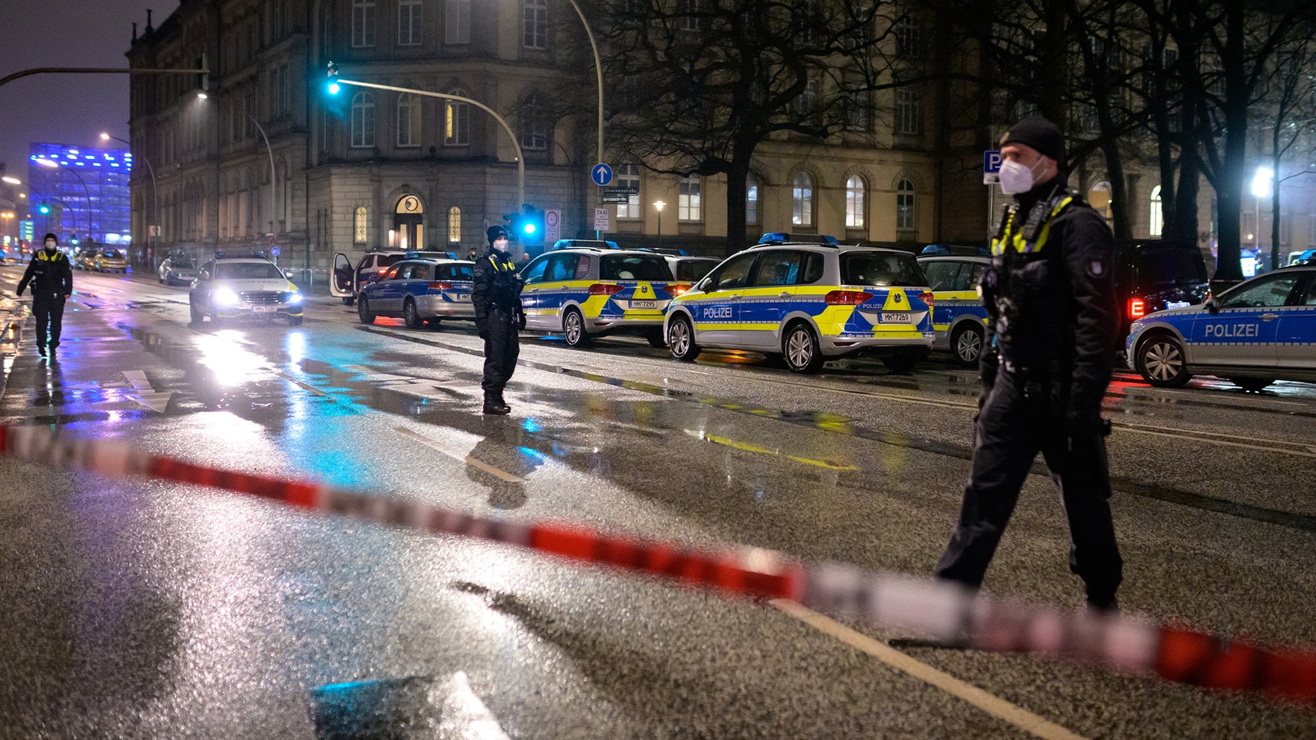 St. Georg: Zwei Polizisten angegriffen