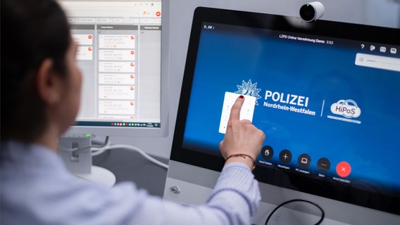 Eine Polizistin aus Nordrhein-Westfalen wählt sich während einer Pressevorführung zur Online-Vernehmung in einen digitalen Vernehmungsraum ein. © picture alliance/dpa Foto: Marius Becker