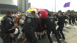 Polizisten gehen gegen Demonstrierende vor. © TNN 