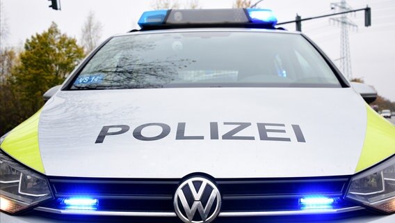 Ein Hamburger Polizeiauto mit Blaulicht. © picture alliance/dpa | Foto: Daniel Bockwoldt