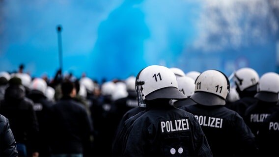 Polizeieinsatzkräfte bei einem Fanmarsch von HSV-Fans am 10. März 2019. © picture alliance / xim.gs | Philipp Szyza Foto: Philipp Szyza