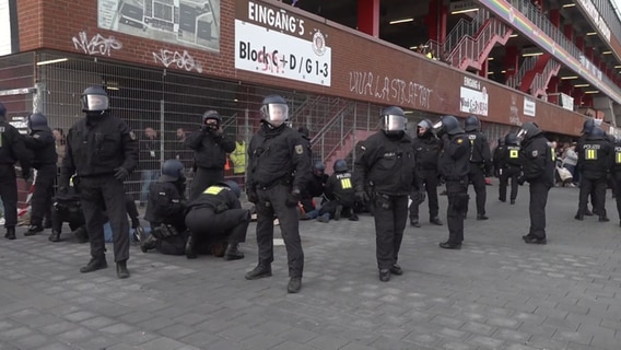 Mehrere Polizisten stehen im Vorfeld des Hamburger Stadtderbys von dem Millerntorstadion. © NonStopNews Foto: Screenshot