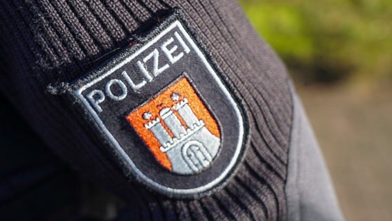 Hamburg Wappen auf dem Arm eines Polizisten. © picture alliance 