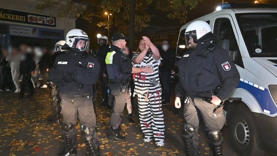 Eine Person wird bei einem Polizeieinsatz am Halloween-Abend in Harburg festgenommen. © IMAGO / Andre Lenthe 