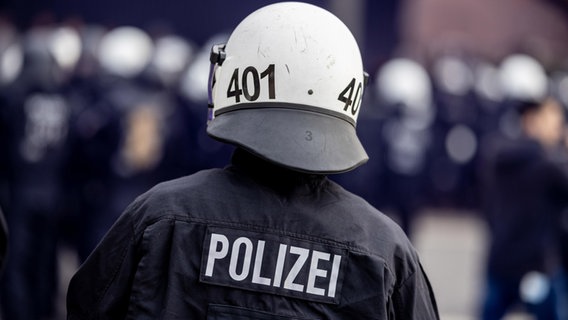 Ein Polizist bei einem Einsatz am Millerntorstadion. (Archivfoto) © picture alliance / xim.gs Foto: Philipp Szyza
