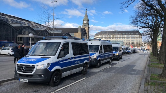 Fahrzeuge der Polizei am Hauptbahnhof bei einem Einsatz am Rande der Partie FC St. Pauli gegen Hansa Rostock. © NDR Foto: Kai Salander