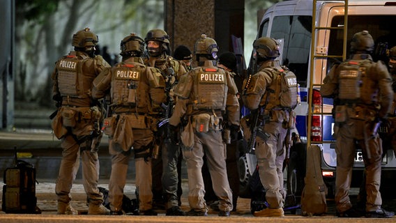 Schwer bewaffnete Polizisten nach einem Amoklauf in Hamburg-Alsterdorf © Reuters Foto: Fabian Bimmer