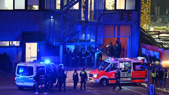 Polizisten und Helfer sind in Hamburg an einem Tatort im Einsatz. © dpa bildfunk Foto: Jonas Walzberg