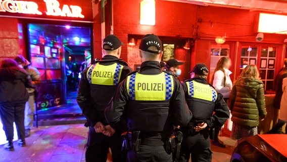 Polizistinnen und Polizisten stehen vor Läden im Hamburger Stadtteil St. Pauli. © picture alliance/dpa | Jonas Walzberg Foto: Jonas Walzberg