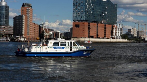 Ein Polizeiboot auf der im Hamburger Außenalster. © picture alliance 