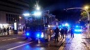 Ein Wasserwerfer der Hamburger Polizei in Harburg. Dort kam er bei Ausschreitungen am Halloween-Abend zum Einsatz. © picture alliance 