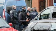 Einsatzkräfte stehen bei einer Bedrohungslage in Hamburg vor der Stadtteilschule Blankenese. © picture alliance / dpa Foto: Bodo Marks