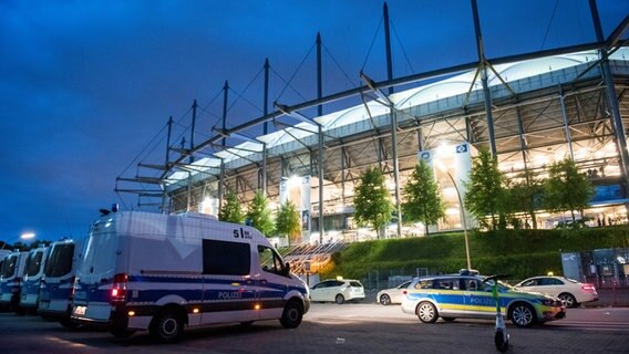 Polizeiautos vor dem Volksparkstadion. © picture alliance/dpa Foto: Daniel Bockwoldt