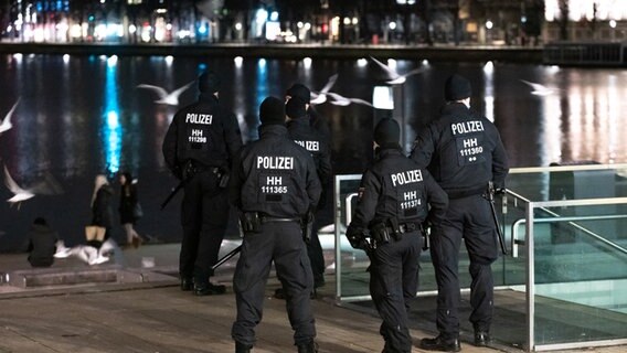 Bereitschaftspolizistinnen und -polizisten patrouillieren am Jungfernstieg. © picture alliance/dpa | Jonas Walzberg Foto: Jonas Walzberg