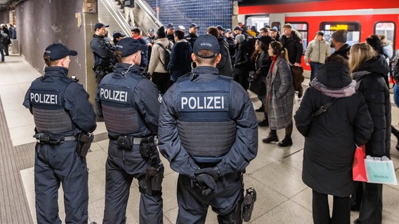 Beamtinnen und Beamte der Bundespolizei entscheiden an einer Kontrollstelle im Hauptbahnhof Hamburg, wer anschließend zur Durchsetzung des Waffenverbots kontrolliert werden soll. © Markus Scholz/dpa Foto: Markus Scholz