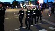 Polizeikräfte patrouillieren am Tatort. © NEWS5 