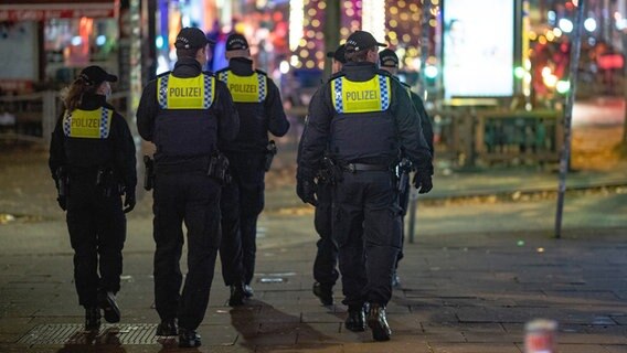 Polizisten gehen über die Reeperbahn. (Archivfoto) © picture alliance/dpa Foto: Axel Heimken