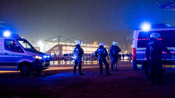 Fußball, 2.Bundesliga, 12. Spieltag: FC St.Pauli - Hamburger SV im Millerntor-Stadion. Polizeikräfte sichern nach dem Spiel das Stadion. © picture alliance/dpa Foto: Daniel Bockwoldt