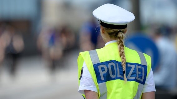 Eine Polizistin steht in Hamburg an einer Straße. © picture alliance / dpa | Daniel Reinhardt Foto: Daniel Reinhardt/dpa