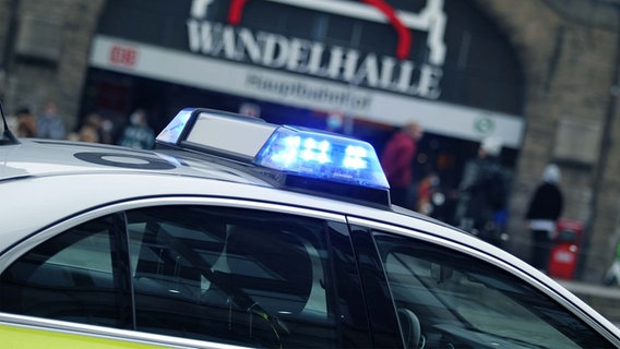 Ein Polizeiauto steht vor dem Hamburger Hauptbahnhof. © IMAGO Foto: Hanno Bode