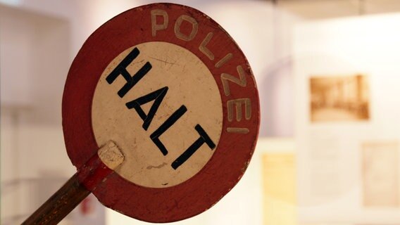 Kelle mit der Aufschrift "Polizei - Halt". © NDR Foto: Christian Mangels