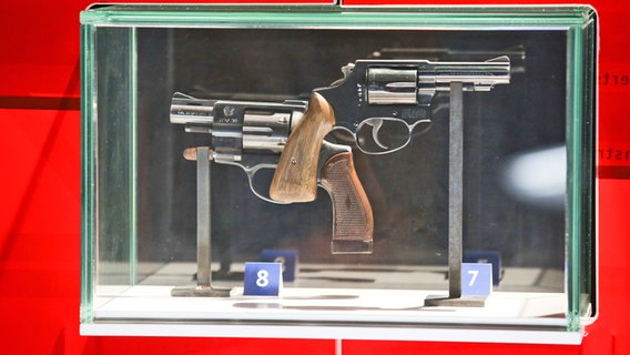 Die Pistolen des "St-Pauli-Killers" Pinzner in einer Vitrine des Polizeimuseums Hamburg . © picture alliance / dpa Foto: Bodo Marks