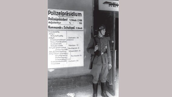 Eingang in das neue Polizeipräsidium im "Deutschlandhaus" Ecke Dammtorstraße/Valentinskamp 1943. © Staatsarchiv Hamburg