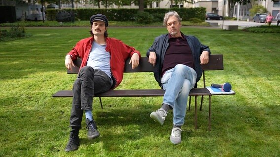 Kai Salander (l) und Ingmar Schmidt (r) sitzen auf einer Bank. © NDR Foto: Frederike Burgdorf