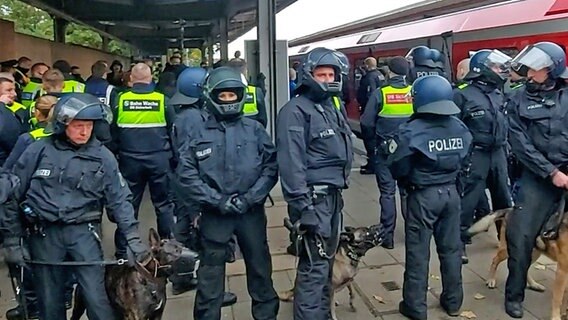 Die Bundespolizeiabteilung führt eine Großbübung auf Hamburger Bahngebiet durch. Beginn der Übung findet am Bahnhof Bergedorf statt. © NDR Foto: Karsten Sekund
