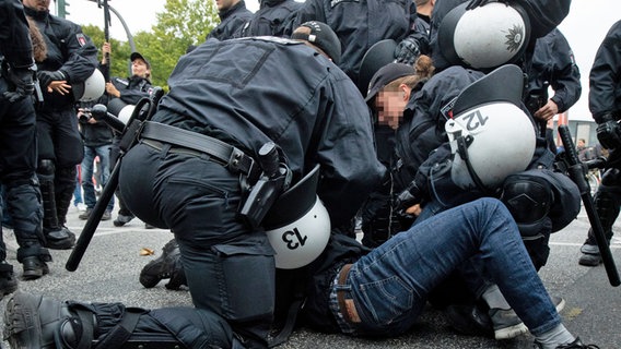 20. September 2019: Polizisten lösen eine Sitzblockade von Klimaaktivisten auf dem Stephansplatz nach einer Demonstration auf. © picture alliance/dpa Foto: Christian Charisius