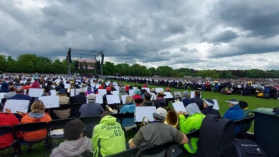 Unzählige Menschen spielen im Hamburger Stadtpark ein Blasinstrument. © Karsten Sekund 