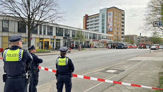 Einsatzkräfte stehen in der Nähe einer abgesperrten Postbank-Filiale in Hamburg-Lurup. © NDR Foto: Ingmar Schmidt