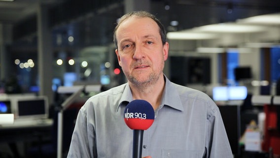 Reinhard Postelt steht mit einem Mikrofon in der Hand im Studio von NDR 90,3. © NDR Foto: Screenshot