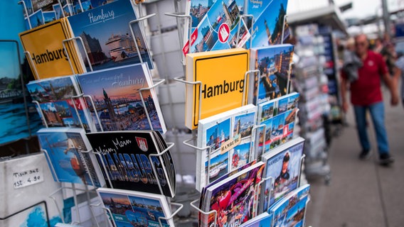 Ein Ständer mit Hamburg-Postkarten an den Landungsbrücken. © picture alliance/dpa Foto: Daniel Bockwoldt