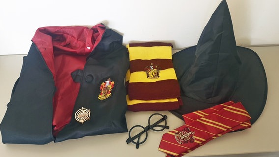 Ein vom Hamburger Zoll beschlagnahmtes Harry-Potter-Kostüm. © Hauptzollamt Hamburg 